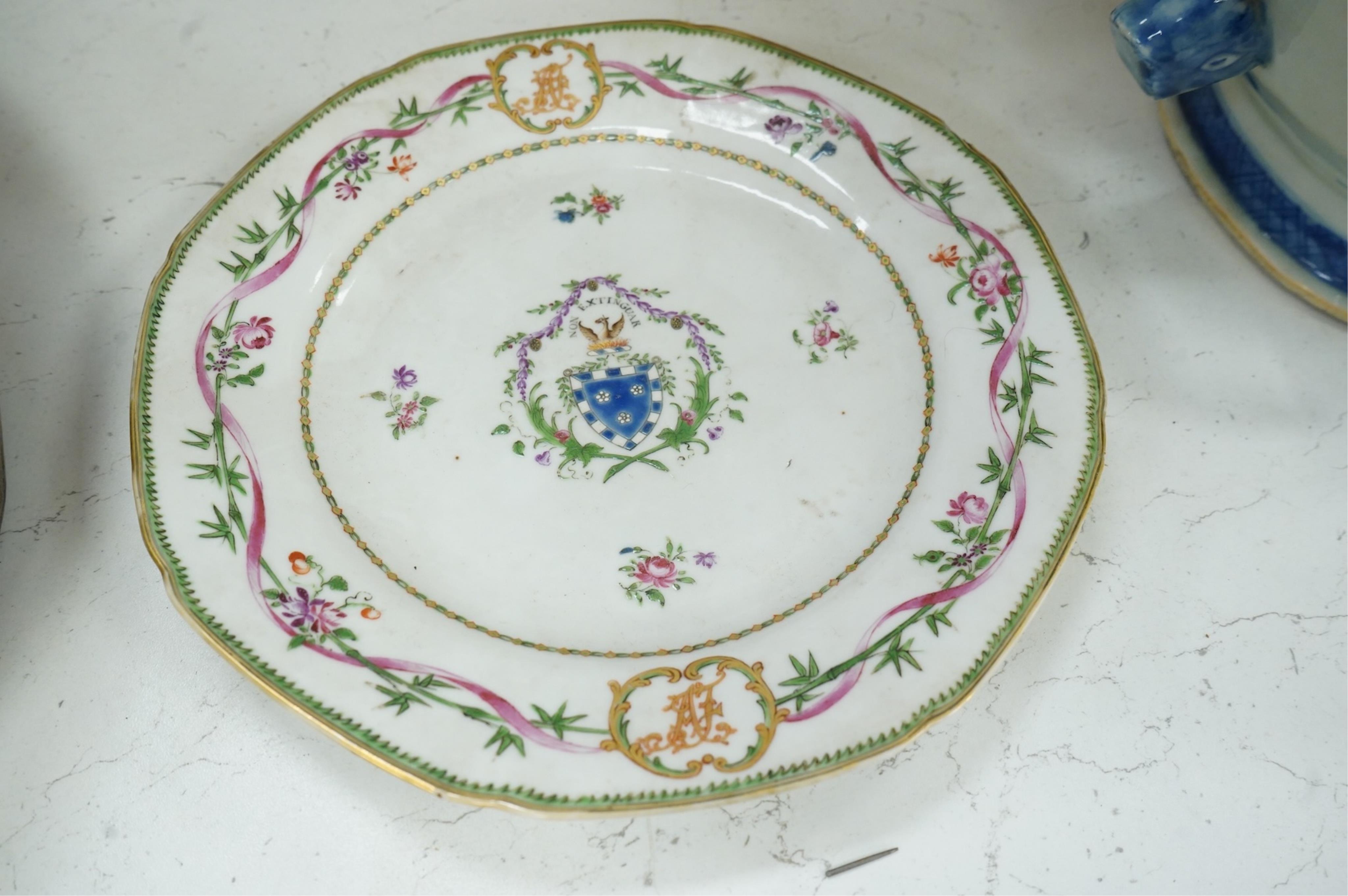 A late 18th century Chinese armorial plate, with motto ‘non extingua’, 23cm
